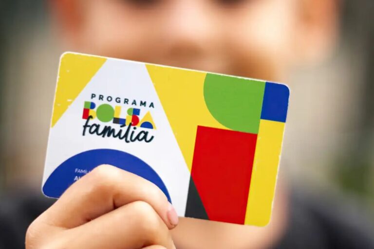 Pessoa segurando cartão do programa Bolsa Família com cores vibrantes e design moderno, promovendo auxílio social e inclusão familiar no Brasil.
