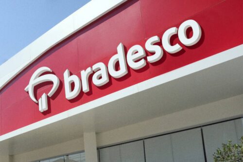 Loja da rede de supermercados Bradesco com destaque para o logo em destaque na fachada da loja.