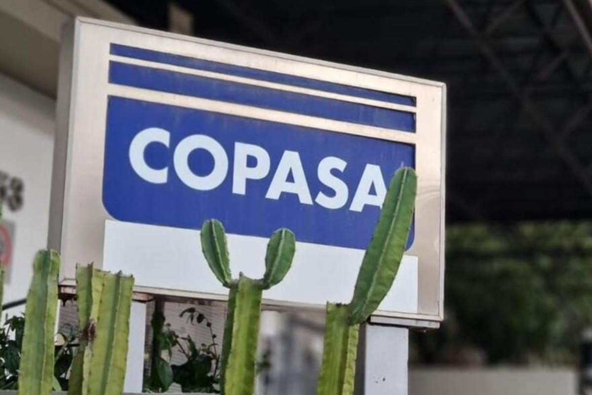 Letreiro da empresa de saneamento Copasa (Companhia de Saneamento de Minas Gerais), com a palavra 'COPASA' em letras brancas sobre um fundo azul royal.