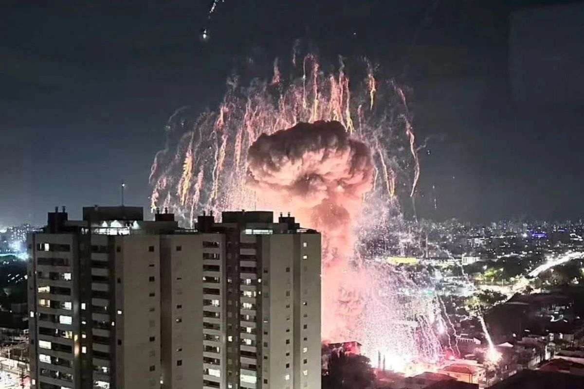 A imagem mostra uma explosão de grandes proporções que ocorreu em São Paulo, especificamente no bairro do Tatuapé, na zona Leste, na noite de quinta-feira, 13 de novembro de 2025.