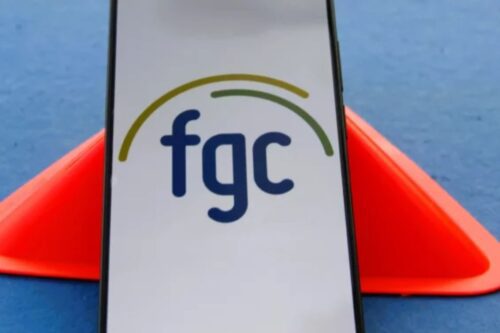 Logo da FGC (Fundo Garantidor de Créditos) exibido na tela de um smartphone.
