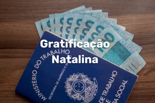 Imagem de um carteira com dinheiro de 100 reais galopando sobre uma mesa de madeira, com a frase "Gratificação Natalina" em destaque, relacionada à distribuição de bônus de natal para trabalhadores.