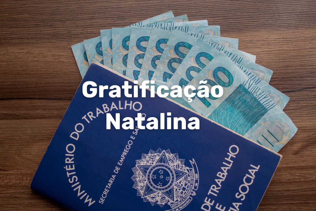Imagem de um carteira com dinheiro de 100 reais galopando sobre uma mesa de madeira, com a frase "Gratificação Natalina" em destaque, relacionada à distribuição de bônus de natal para trabalhadores.