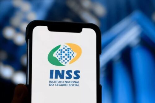 A imagem é um gráfico de barras que compara o número de benefícios pagos pelo Instituto Nacional do Seguro Social (INSS) ao longo do tempo.