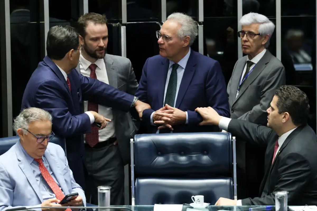 Políticos e assessores em trajes sociais em um debate sobre a isenção do imposto de renda