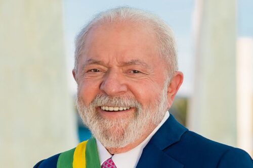 Close-up do Presidente Luiz Inácio Lula da Silva, sorrindo e olhando para a frente.
