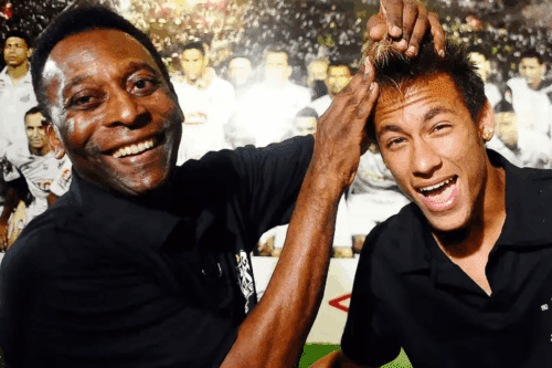 Pelé, lenda do futebol brasileiro, sorrindo e tocando no cabelo de Neymar, outro jogador brasileiro proeminente, também sorrindo e com a boca aberta em alegria.