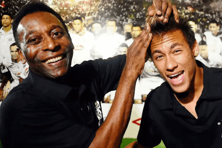 Pelé, lenda do futebol brasileiro, sorrindo e tocando no cabelo de Neymar, outro jogador brasileiro proeminente, também sorrindo e com a boca aberta em alegria.