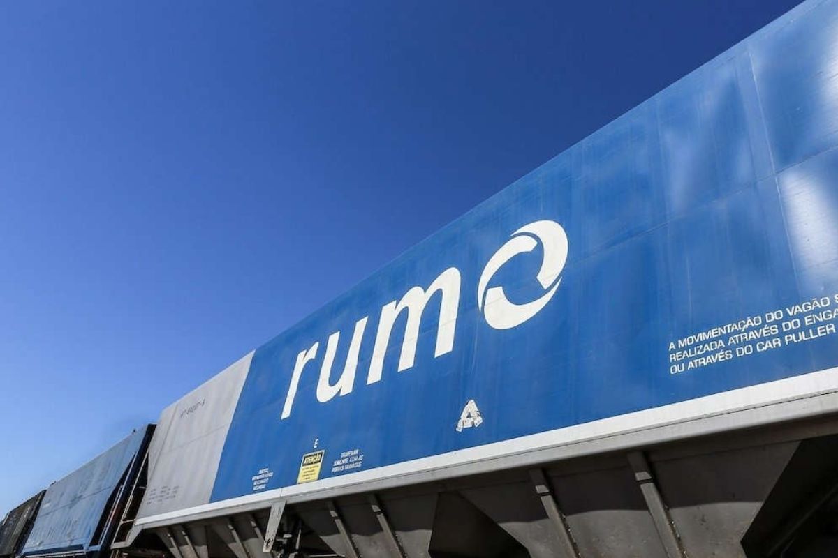 Vagão de carga da Rumo S.A. (RAIL3) em um pátio de manobras, destacando a logística ferroviária.