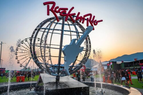 A icônica entrada do festival Rock in Rio no Rio de Janeiro, Brasil. A escultura principal apresenta a frase "Rock in Rio" em letras vermelhas sobre um globo metálico vazado.