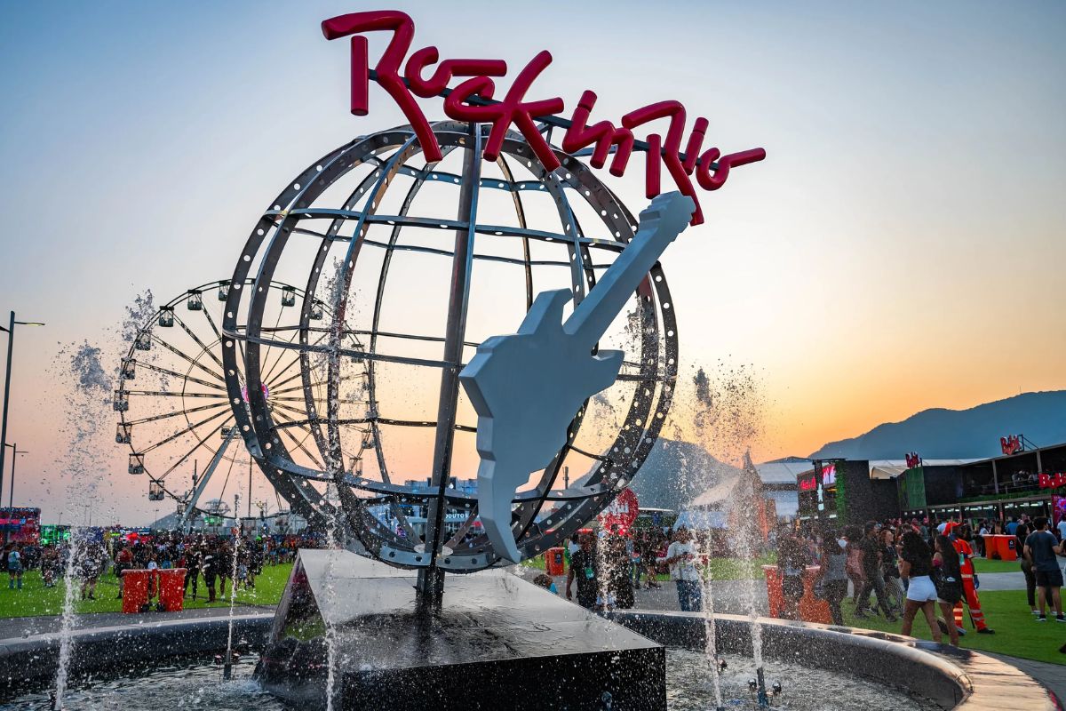 A icônica entrada do festival Rock in Rio no Rio de Janeiro, Brasil. A escultura principal apresenta a frase "Rock in Rio" em letras vermelhas sobre um globo metálico vazado.