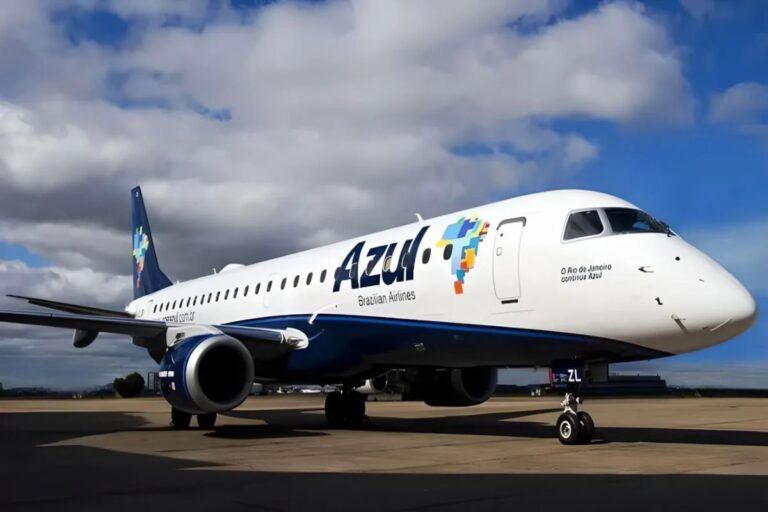 A imagem mostra uma aeronave, provavelmente um Embraer 190 ou 195, no pátio de um aeroporto, identificada pelas cores e logotipos da Azul Linhas Aéreas Brasileiras.