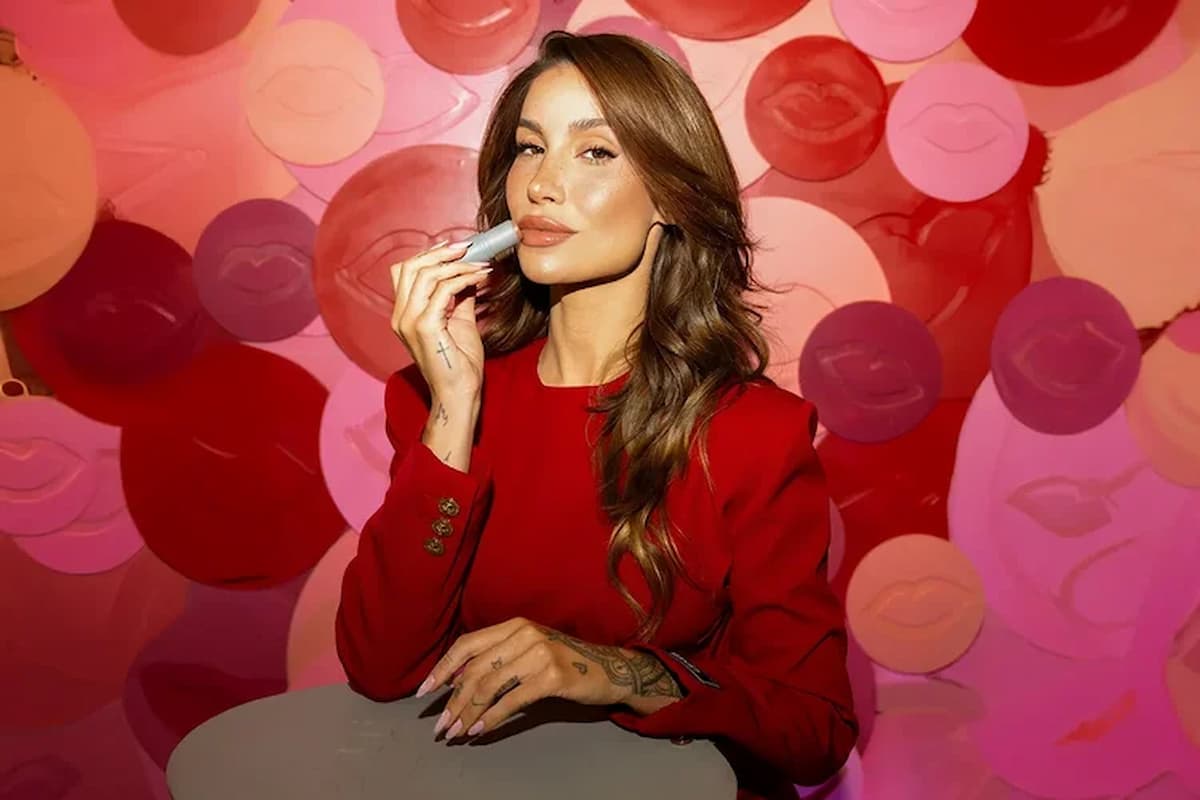 Bianca Andrade posa com batom da Boca Rosa Company em cenário de maquiagem, em meio a rumores sobre IPO.