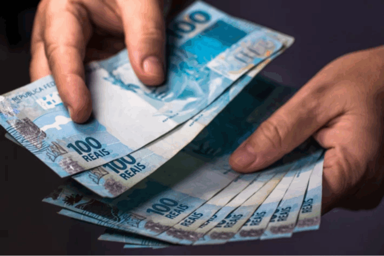 cédulas simbolizando o décimo terceiro