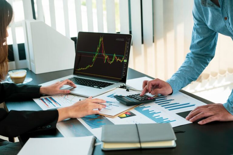 Profissionais analisando gráficos e relatórios financeiros sobre empresas que mais pagaram dividendos em 2025