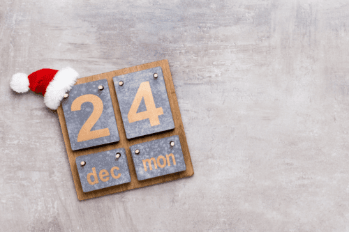 Data comemorativa de 24 de dezembro, com decoração de Natal e calendário de parede em destaque.