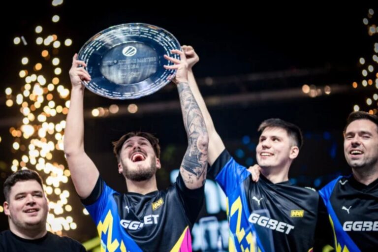 jL ergue o troféu da IEM Rio 2024.