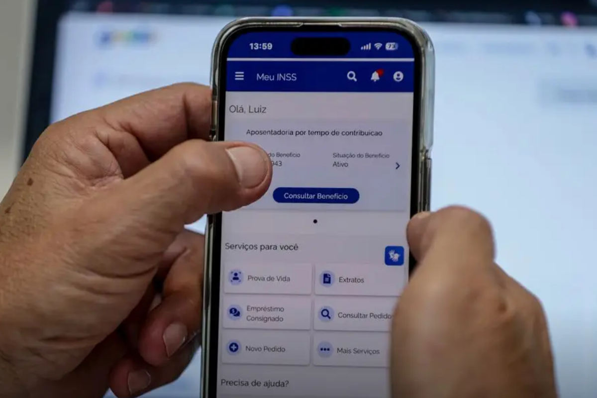 Pessoa utilizando o aplicativo Meu INSS em um smartphone para consultar informações sobre aposentadoria.