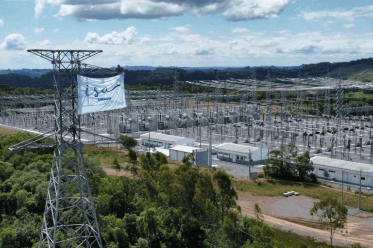 Foto de subestação da Isa Energia, com 2.700 MVA de potência instalada, sendo uma das maiores do Rio Grande do Sul