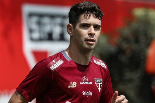 Close-up do jogador de futebol Oscar (ex-seleção brasileira) durante um treino.