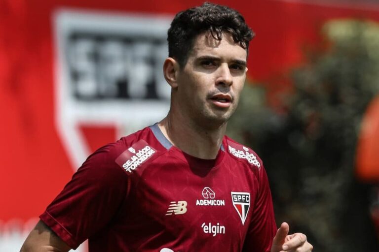 Close-up do jogador de futebol Oscar (ex-seleção brasileira) durante um treino.