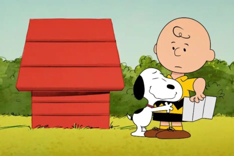 Ilustração em desenho animado dos personagens de Peanuts: o cão Snoopy abraça afetuosamente Charlie Brown, que segura um pedaço de papel branco.