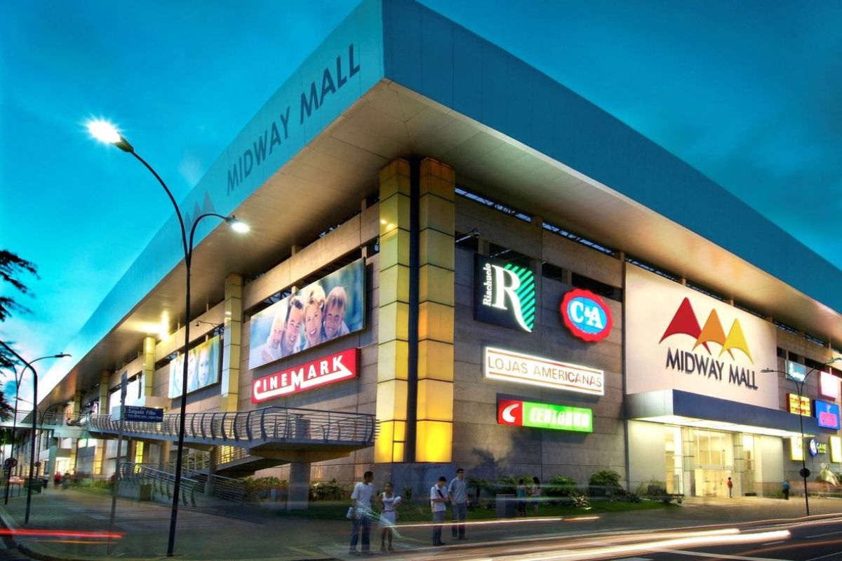Fotografia noturna da fachada principal do shopping Midway Mall, em Natal.