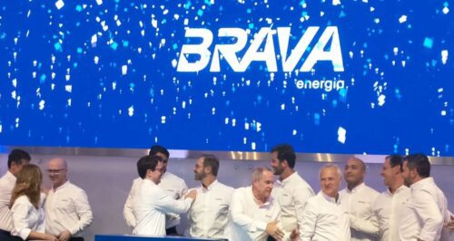 Ações da Brava Energia (BRAV3): executivos no palco em evento corporativo com logotipo da empresa ao fundo