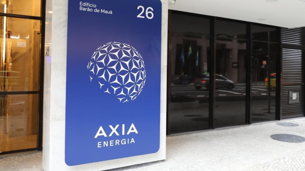 Fachada do prédio com placa da Axia Energia exibindo logotipo azul e endereço no Edifício Barão de Mauá.
