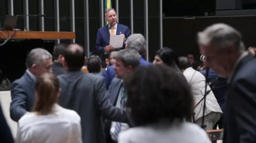 Sessão no Congresso discute corte de benefícios fiscais, com parlamentares reunidos durante votação de projeto econômico.
