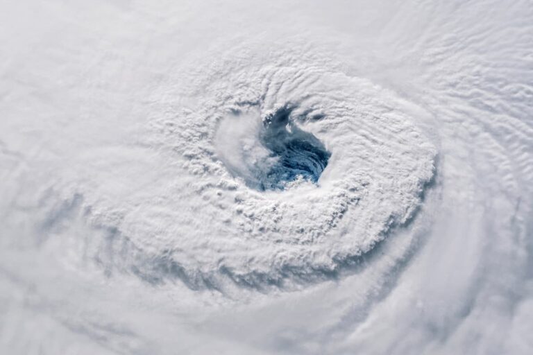 Imagem aérea do centro de um ciclone extratropical, com nuvens em espiral formando um grande olho no meio.