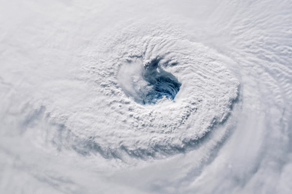 Imagem aérea do centro de um ciclone extratropical, com nuvens em espiral formando um grande olho no meio.