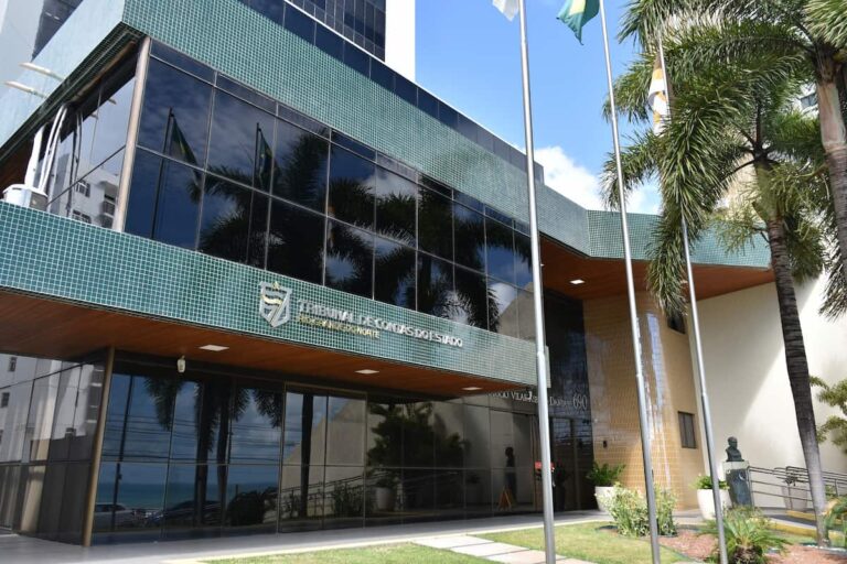 Fachada do Tribunal de Contas do RN, relacionada a concurso público com informações do Edital TCE-RN.