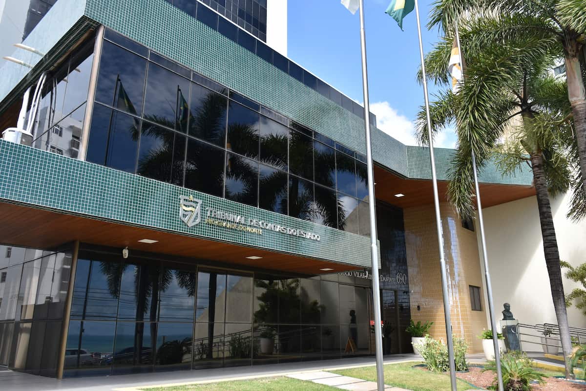 Fachada do Tribunal de Contas do RN, relacionada a concurso público com informações do Edital TCE-RN.