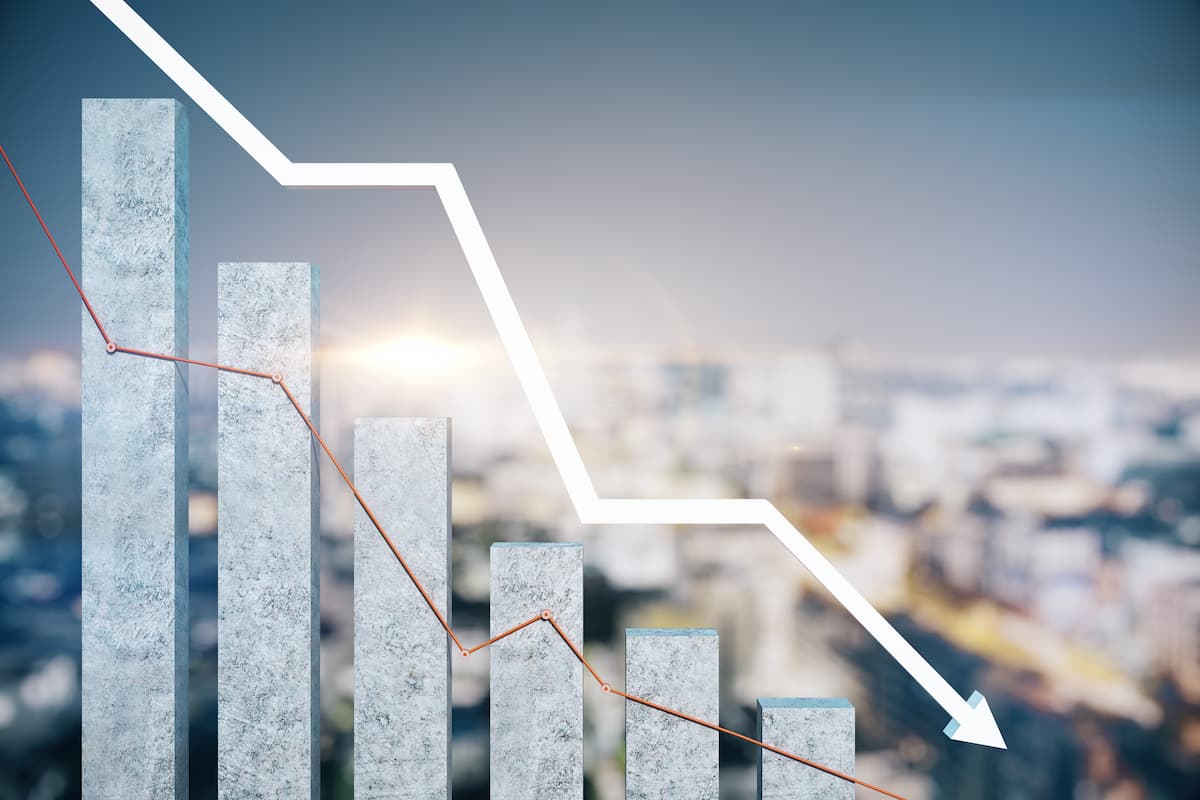 Gráfico com barras e seta descendente indicando queda do IGP-M em 2025, com cenário urbano desfocado ao fundo.