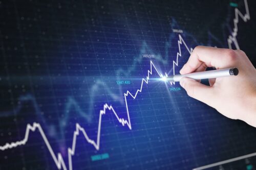Gráfico financeiro sendo analisado com caneta sobre tela digital, representando dados do IPCA de novembro.