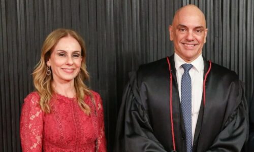 Viviane e Alexandre de Moraes em evento formal, posando para foto institucional, em contexto onde patrimônio de Viviane Barci de Moraes cresce.