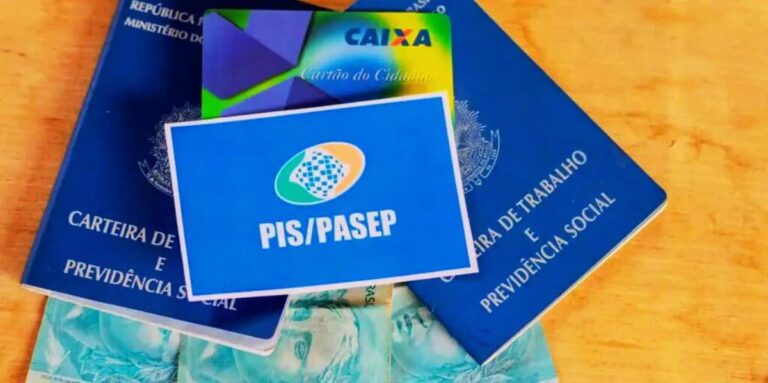 Cartão do PIS/Pasep sobre Carteira de Trabalho, Cartão Cidadão e cédulas de dinheiro, simbolizando benefícios trabalhistas.