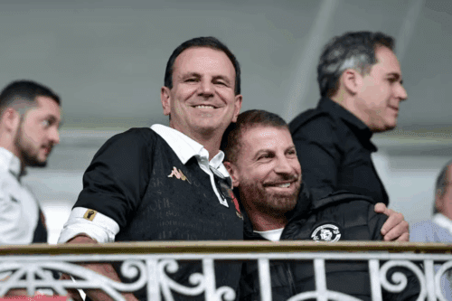 Pedrinho, presidente do Vasco, e Eduardo Paes, prefeito do Rio, em São Januário — Foto: Thiago Ribeiro/AGIF