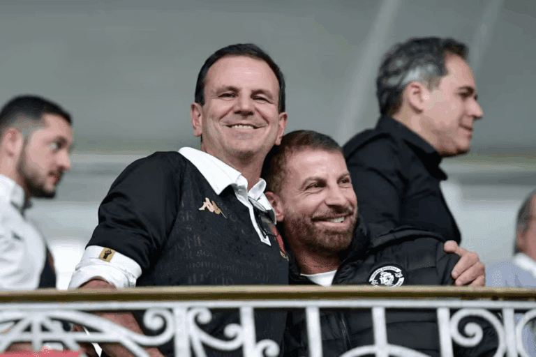 Pedrinho, presidente do Vasco, e Eduardo Paes, prefeito do Rio, em São Januário — Foto: Thiago Ribeiro/AGIF