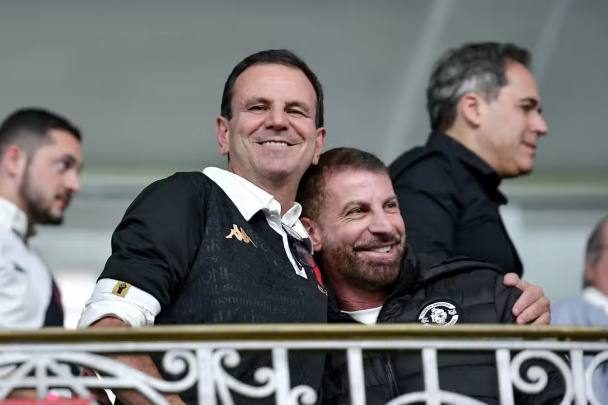 Pedrinho, presidente do Vasco, e Eduardo Paes, prefeito do Rio, em São Januário — Foto: Thiago Ribeiro/AGIF