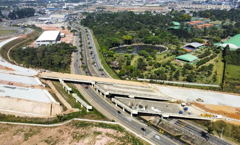 Vista aérea de viadutos e pistas do Rodoanel em construção, ligada à conclusão das obras de Rodoanel Norte em São Paulo em 2026.