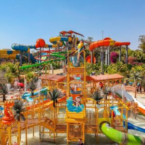 Área infantil do Thermas dos Laranjais com brinquedos aquáticos coloridos, escorregadores e estruturas interativas para crianças.