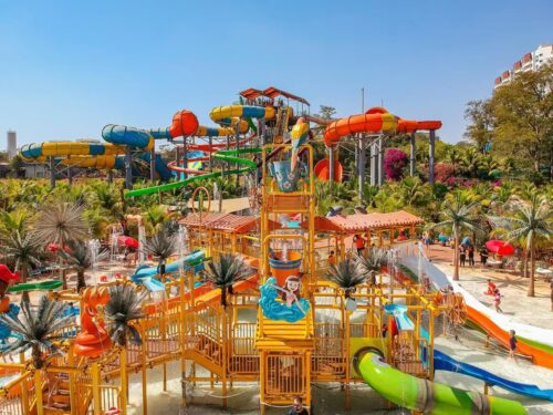Área infantil do Thermas dos Laranjais com brinquedos aquáticos coloridos, escorregadores e estruturas interativas para crianças.