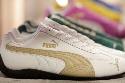 Close-up lateral de um tênis casual da marca Puma em primeiro plano.