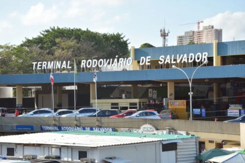 Fotografia da fachada do Terminal Rodoviário de Salvador em um dia ensolarado.