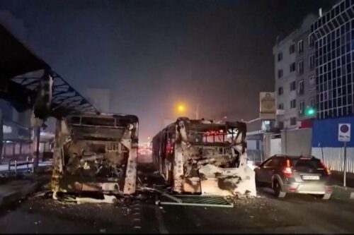 Veículos queimados em rua que seria de Teerã após protestos no Irã 10/01/2026