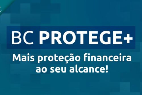 Banner com fundo azul e padrões sutis de cruzes ao fundo. No centro, um retângulo azul-marinho destaca o texto "BC PROTEGE+" em letras brancas e maiúsculas.