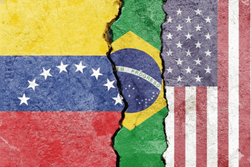 Imagem mostrando uma rachadura entre as bandeiras do Brasil, Venezuela e Estados Unidos, simbolizando conflitos ou tensões diplomáticas entre esses países.