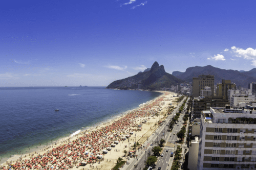Dia ensolarado na praia de Ipanema